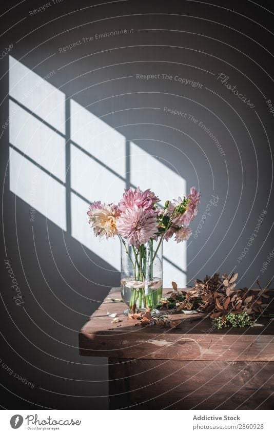 Blumenstrauß in Vase in der Nähe von trockenen Blättern auf dem Tisch Haufen Blatt Chrysantheme Wasser Blütenblatt Wand Sonne regenarm gefallen Holz rosa