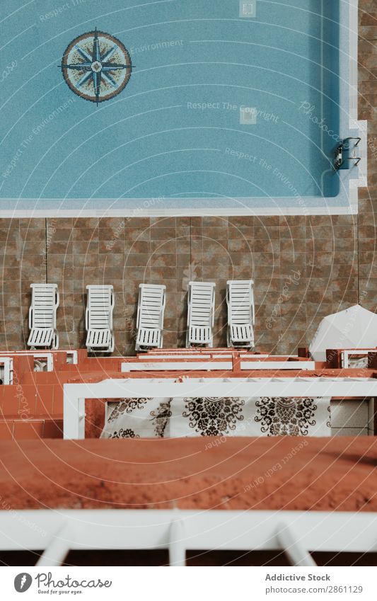 Lounges am blauen Pool Schwimmbad Liegestuhl Hotel Resort Sommer Wasser Ferien & Urlaub & Reisen tropisch Im Wasser treiben Erholung Tourismus Natur Balkon