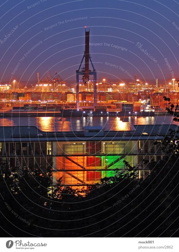 Hamburger Hafen Gegenlicht Licht mehrfarbig Kran Europa Deutschland. Hamburg Elbe Abend Himmel Abenddämmerung Container