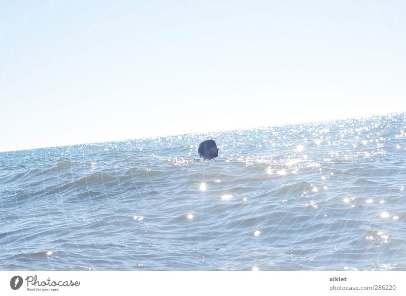 Meer Freude Sommerurlaub Sonne Strand Wellen Wassersport Schwimmen & Baden Junger Mann Jugendliche Kopf 1 Mensch 30-45 Jahre Erwachsene Sand Küste beobachten