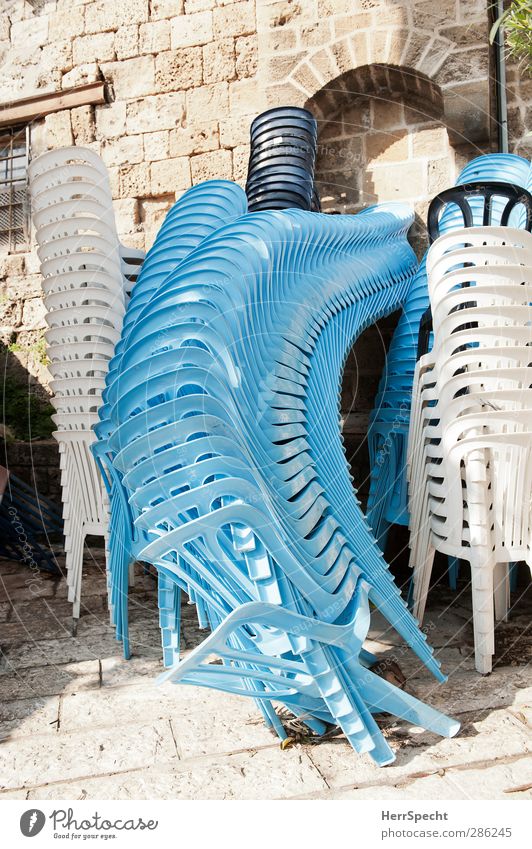 Immer diese Hochstapler! Stuhl Jaffa Israel Altstadt Gebäude Mauer Wand Stein Kunststoff lustig verrückt blau weiß Plastikstuhl Stapel auftürmen Unfall umfallen