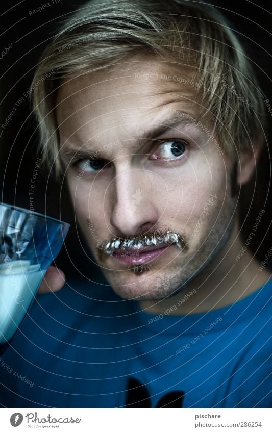 Happy Movember! Milcherzeugnisse Ernährung trinken Gesicht Gesundheit maskulin Mann Erwachsene 30-45 Jahre blond Oberlippenbart Blick Coolness lustig