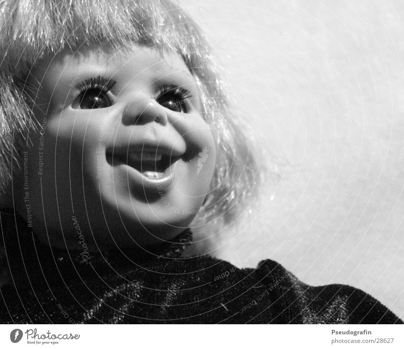 my name is chucky Spielen Kinderspiel Perücke Puppe lachen verrückt Schwarzweißfoto Innenaufnahme Menschenleer Hintergrund neutral Kunstlicht Licht Schatten