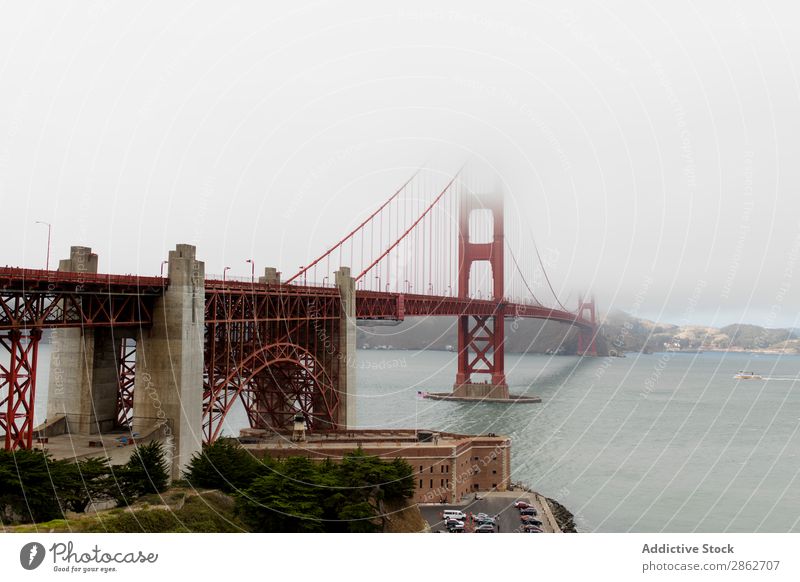 Blick auf die Brücke bei nebligem Wetter Golden Gate Bridge Nebel Bucht Turm Architektur Wahrzeichen Strukturen & Formen historisch USA Kalifornien