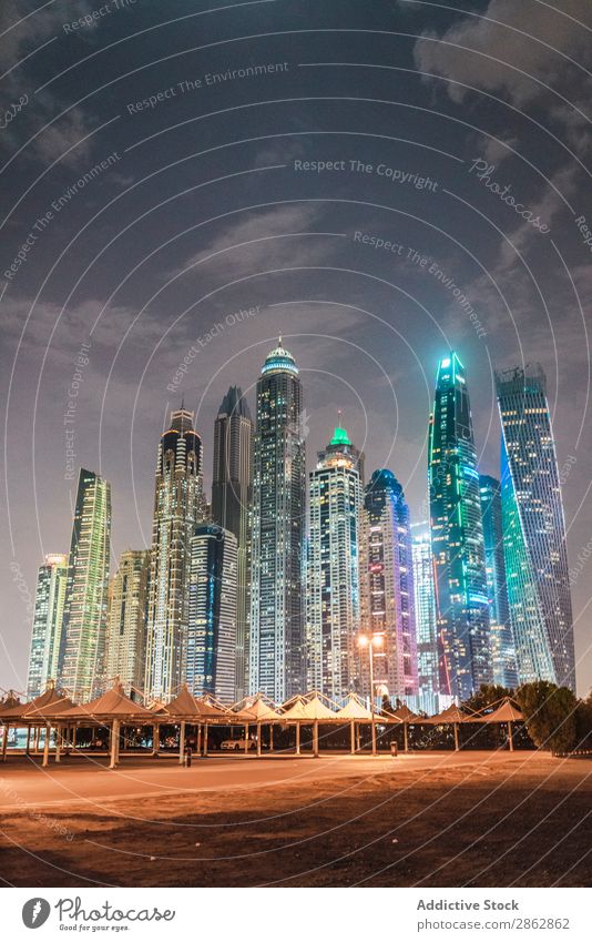 Bewölkter Himmel über der beleuchteten Metropole Hochhaus Großstadt erleuchten Abend Wolken Dubai Architektur Stadt Skyline Stadtzentrum modern