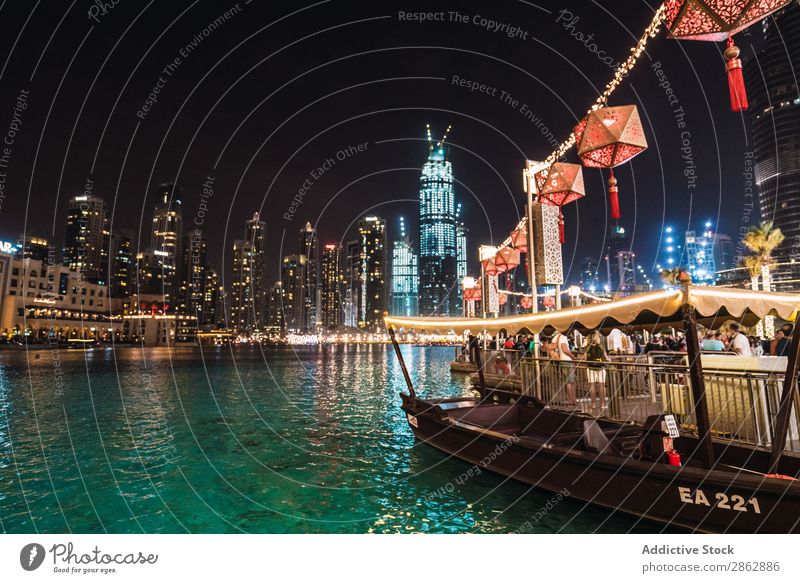 Boot und Damm in der Nachtmetropole Wasserfahrzeug Anlegestelle Menge Hochhaus Großstadt erleuchten Dubai Architektur Stadt Skyline Stadtzentrum modern