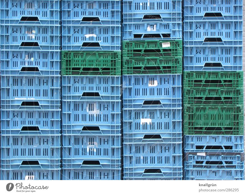 Hochstapler Obstkiste Plastikkorb Transportbox stehen eckig hoch Stadt blau grün Gefühle Ordnungsliebe Symmetrie Güterverkehr & Logistik Stapel Kunststoff