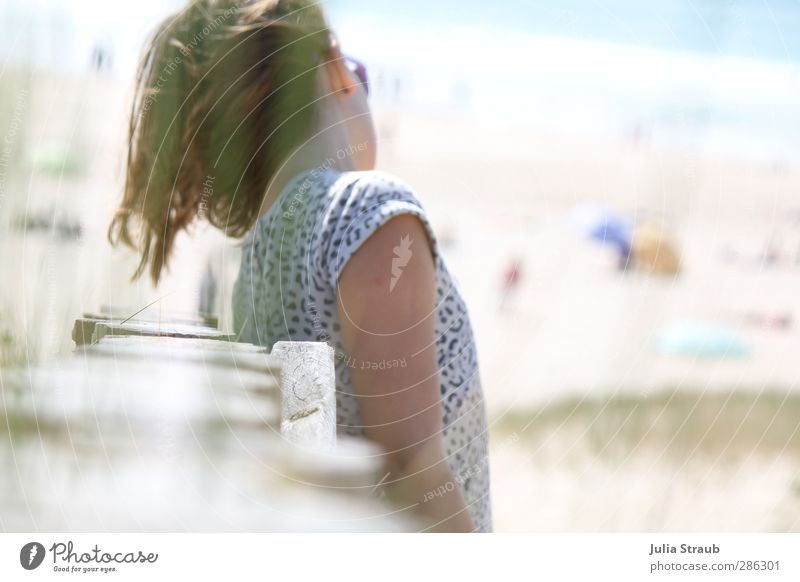 Na feminin Frau Erwachsene Jugendliche 1 Mensch 13-18 Jahre Kind Sand Sommer Schönes Wetter Strand Spanien Galicia Europa T-Shirt Leopardenmuster Sonnenbrille