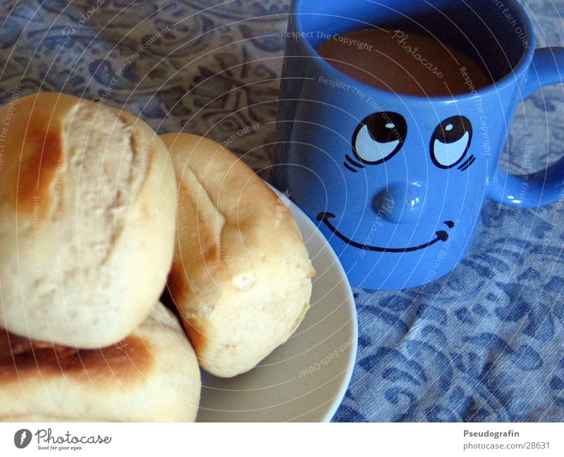 Frühstück :o) Lebensmittel Brötchen Ernährung Kaffee Teller Tasse Gesicht Essen lachen blau Farbfoto mehrfarbig Innenaufnahme Menschenleer Morgen