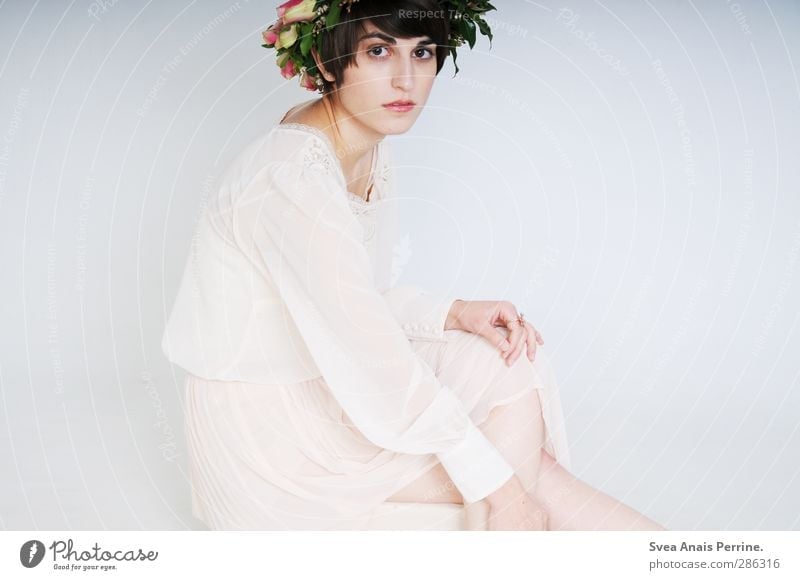 aus dem garten der natur. feminin Junge Frau Jugendliche 1 Mensch 18-30 Jahre Erwachsene Blume Blüte Rose Mode Rock Kleid Kopfbedeckung Kranz Rosenkranz