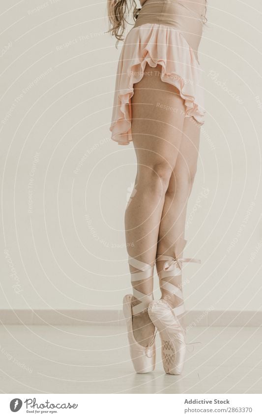 Schlanke Ballerina auf Zehenspitzen stehend Frau Beine Studioaufnahme Turnschuhe Raum Licht dünn Fitness üben Dame Gleichgewicht Sport Pose Flexibilität