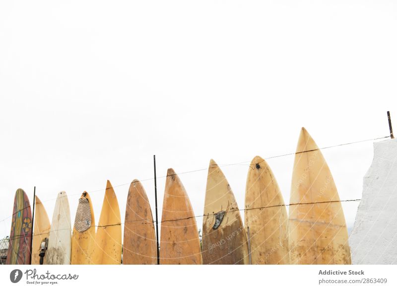 Zaun von alten Surfbrettern Entwurf Himmel dreckig Grunge Wolken Holz Sommer Schiffsplanken altehrwürdig Küste Strand Brandung Himmel (Jenseits) Wetter retro