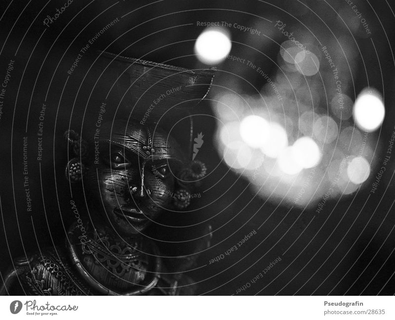 Maske Metall ästhetisch dunkel Kronleuchter Schaufenster Schwarzweißfoto Detailaufnahme Menschenleer Kunstlicht Reflexion & Spiegelung Low Key Unschärfe Blick