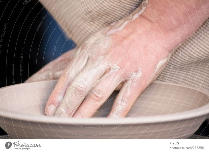 Handarbeit Töpfer Handwerk feminin Frau Erwachsene Finger 1 Mensch Schalen & Schüsseln Arbeit & Erwerbstätigkeit einzigartig rund braun anstrengen Kreativität