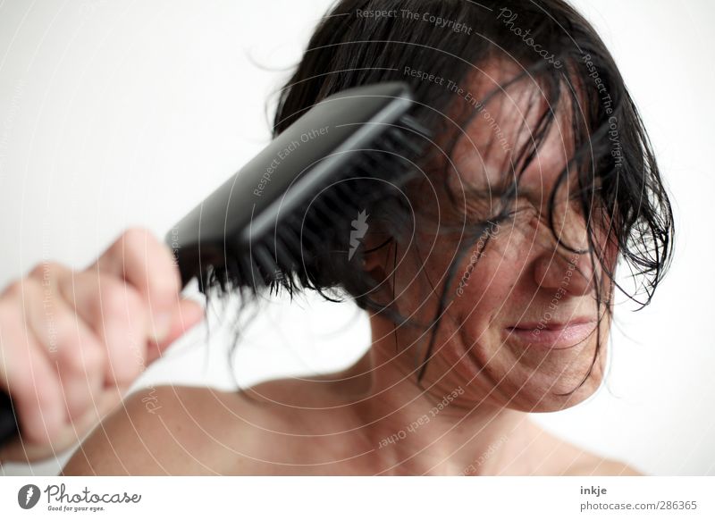 Qual | wer schön sein will.... Frau Erwachsene Leben Gesicht 1 Mensch 30-45 Jahre Haare & Frisuren schwarzhaarig kurzhaarig machen authentisch nass Sauberkeit
