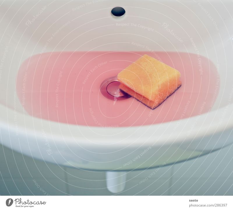 Ein Zwischenfall Bad Reinigen Reinlichkeit Sauberkeit Pause rein Reinlichkeitszwang Waschbecken Schwamm Reinigungsmittel Stöpsel pink Klarheit Alltagsfotografie