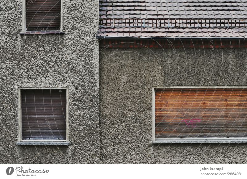 Lebens QUAL ität Kleinstadt Stadtrand Menschenleer Haus Einfamilienhaus Ruine Bauwerk Architektur Fassade alt dreckig dunkel Ekel gruselig hässlich trist grau