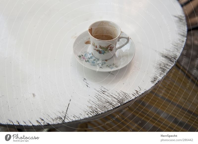 Nach der Kaffeepause Getränk Geschirr Teller Tasse Holz retro weiß Tisch alt Abnutzung leer Blumenmuster Dekoration & Verzierung Untertasse Kaffeetasse