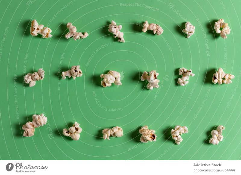 Popcorn-Set an Bord Popkorn Kulisse Holzplatte frisch Sammlung geschmackvoll Mais Lebensmittel Snack Entertainment Ernährung lecker Filmmaterial Kino süß