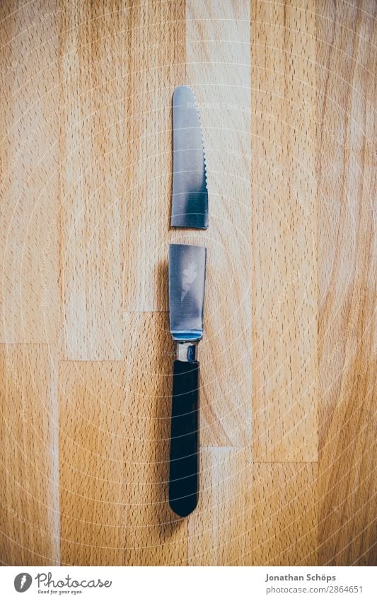zerbrochenes Messer auf Schneidebrett Holz kaputt lustig ästhetisch Trennung Zerstörung Küchentisch Reparatur Scheidung Textfreiraum gebrochen Essen zubereiten