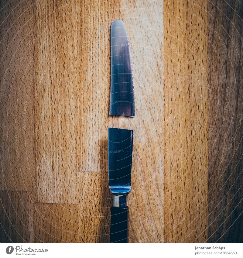 zerbrochenes Messer auf Schneidebrett Holz kaputt lustig ästhetisch Trennung Zerstörung Küchentisch Reparatur Scheidung Textfreiraum gebrochen Durchschnitt
