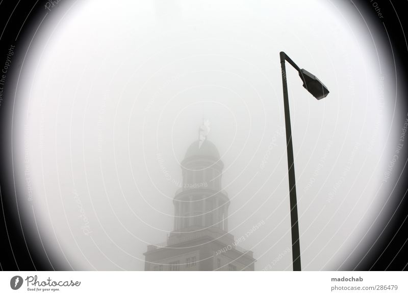 fog around the clock Stadt Hauptstadt Haus Gebäude Einsamkeit kalt Perspektive Stolz Laterne Nebel Vignettierung Schwarzweißfoto Gedeckte Farben Außenaufnahme