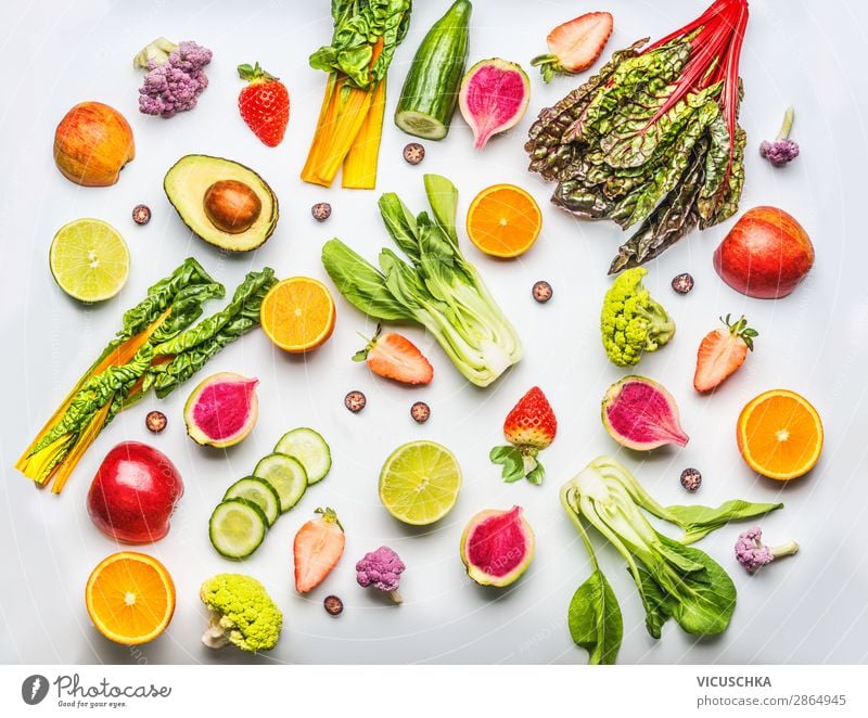 Verschiedene Obst, Beeren und Gemüse Lebensmittel Salat Salatbeilage Frucht Apfel Orange Ernährung Bioprodukte Vegetarische Ernährung Diät kaufen Stil Design