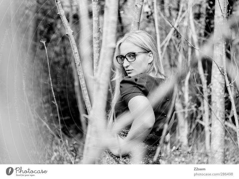 Fall 2012 elegant Stil feminin Junge Frau Jugendliche Mensch 18-30 Jahre Erwachsene Natur Landschaft Herbst Baum Sträucher Wald Kleid Brille blond langhaarig