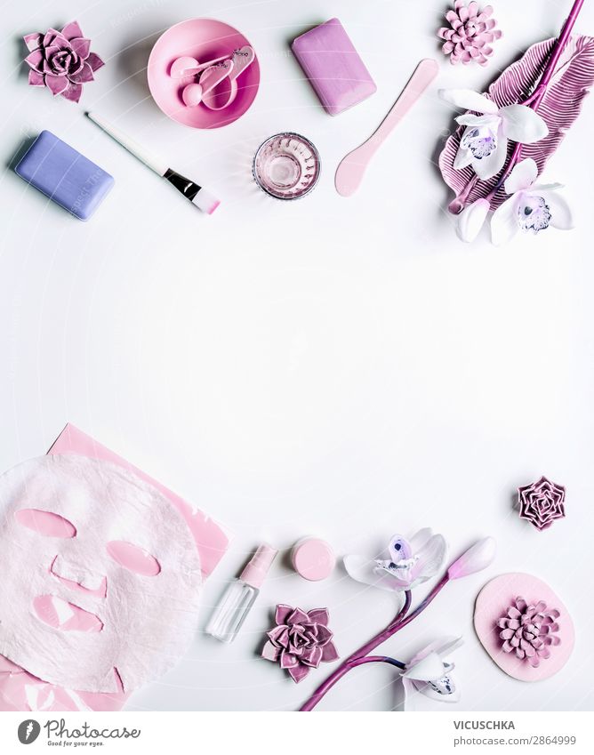 Moderne Hautpflege Kosmetik mit Gesichtsmaske kaufen Stil Design schön Creme Gesundheit Wellness Spa Häusliches Leben feminin Natur Blume rosa Composing