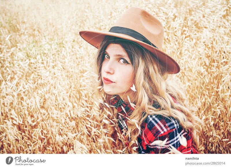 Junge Cowgirl auf einem Getreidefeld Lifestyle Stil schön Wellness Wohlgefühl Sinnesorgane Freiheit Sommer Industrie Mensch feminin Junge Frau Jugendliche