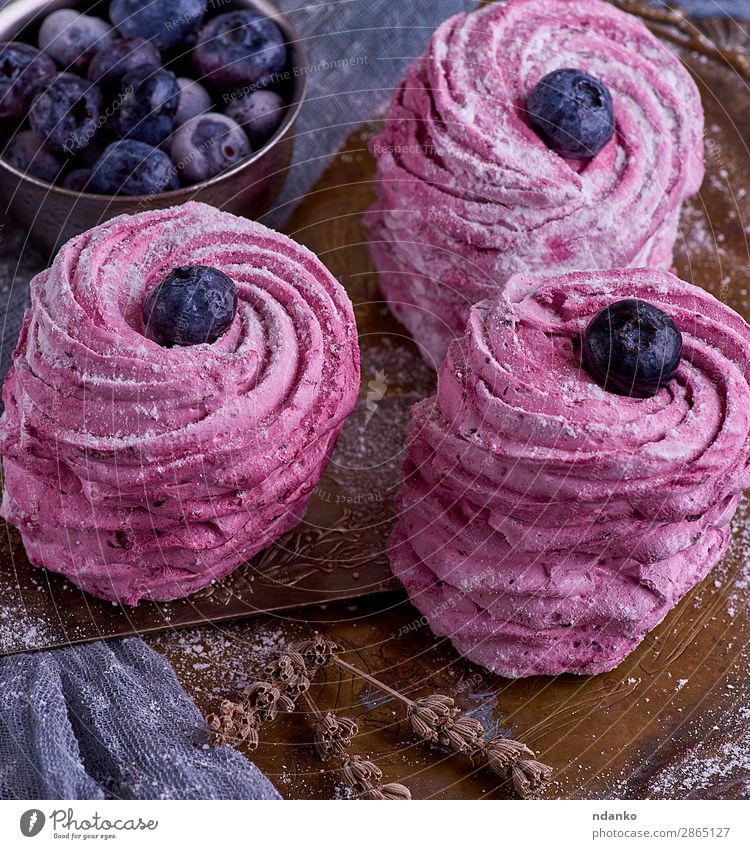 runde Marshmallowstücke mit Heidelbeeren Frucht Dessert schön Tisch Essen natürlich oben weich blau rosa Farbe luftig Hintergrund Beeren Blaubeeren Kuchen