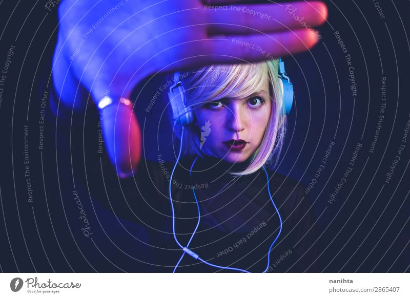 Junge Frau beim Musikhören Lifestyle schön Haare & Frisuren Gesicht Leben Nachtleben Diskjockey Headset Technik & Technologie Unterhaltungselektronik Mensch