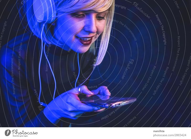 Junge Frau beim Musikhören Lifestyle schön Gesicht Leben Nachtleben Diskjockey Telefon Handy Headset Technik & Technologie Unterhaltungselektronik Fortschritt