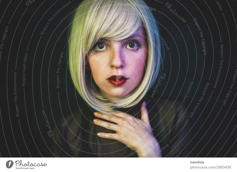 Künstlerisches Porträt einer sinnlichen Frau Stil schön Haare & Frisuren Gesicht Schminke Sinnesorgane Nachtleben Flirten Mensch Erwachsene Kunst blond Perücke