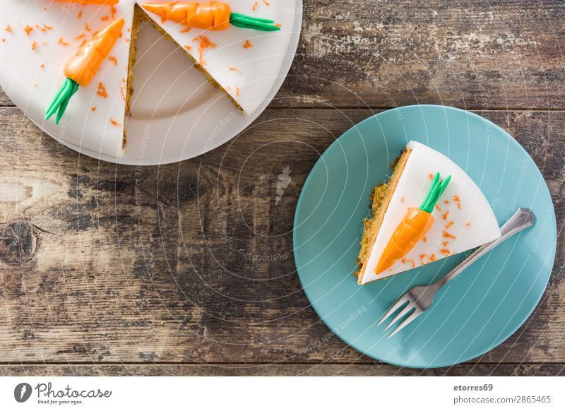 Süße Karottenkuchenscheibe auf Holztisch Möhre Backwaren Kuchen Pasteten süß Bonbon Dessert Lebensmittel Gesunde Ernährung Foodfotografie orange Gemüse