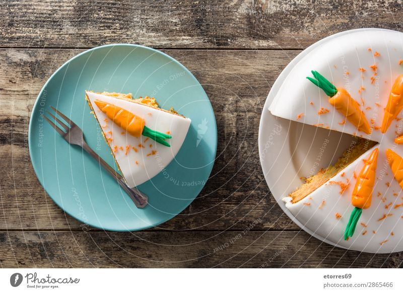 Süße Karottenkuchenscheibe auf Holztisch Möhre Backwaren Kuchen Pasteten Bonbon Dessert Lebensmittel Gesunde Ernährung Foodfotografie orange Gemüse gebastelt