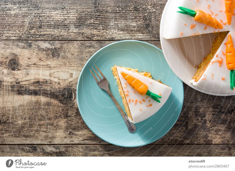 Süße Karottenkuchenscheibe auf Holztisch Möhre Backwaren Kuchen Pasteten süß Bonbon Dessert Lebensmittel Gesunde Ernährung Foodfotografie orange Gemüse