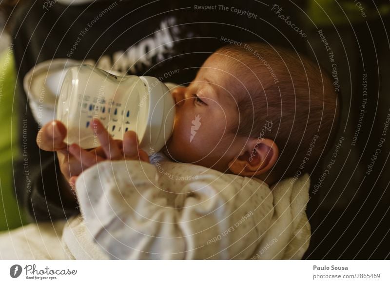 Mutter füttert Neugeborene mit der Babyflasche Mutterschaft Zusammensein Zusammengehörigkeitsgefühl füttern Menschen Liebe Kaukasier Windstille Erholung