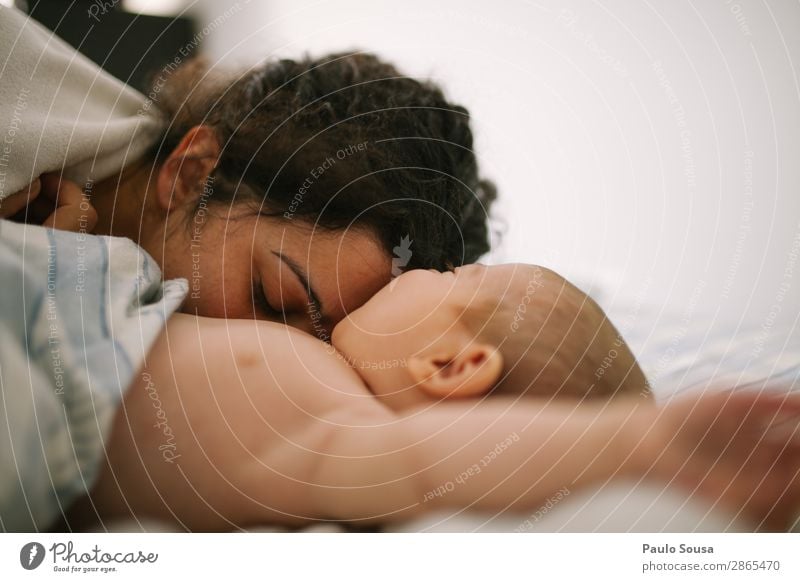 Mutter küsst Neugeborenes Mutterschaft neugeboren Baby Familie & Verwandtschaft authentisch Eltern Kindheit Liebe Pflege heimwärts Kaukasier Glück schön