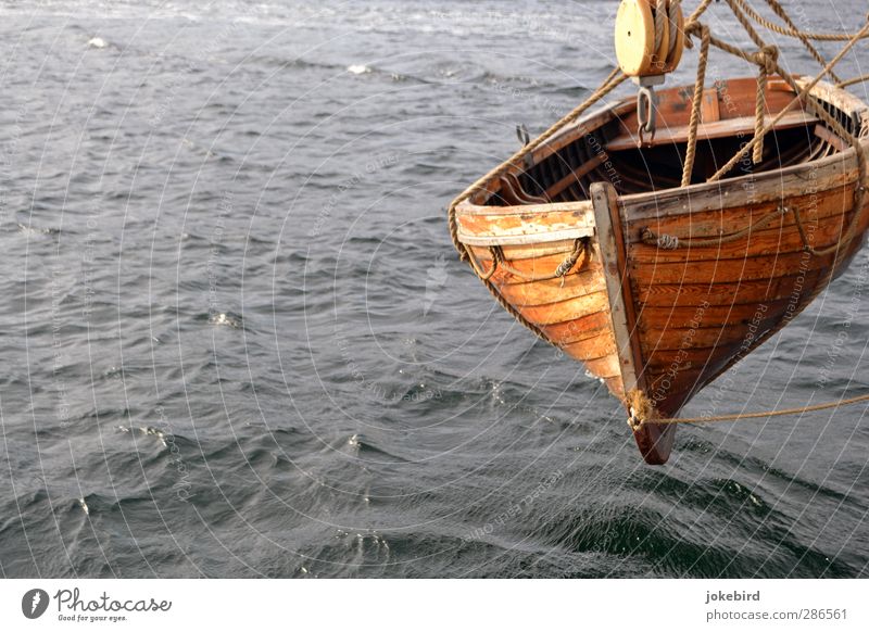 Schwebezustand Wassersport Ruderboot Wasserfahrzeug Wellen hängen grau Seil Seilrolle Farbfoto Außenaufnahme Menschenleer Textfreiraum links Textfreiraum unten