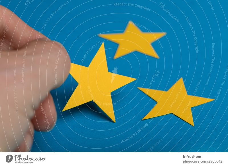 Drei Sterne Basteln Wirtschaft Werbebranche Business Karriere Erfolg Finger Zeichen wählen gebrauchen berühren festhalten liegen seriös blau gelb Stern (Symbol)