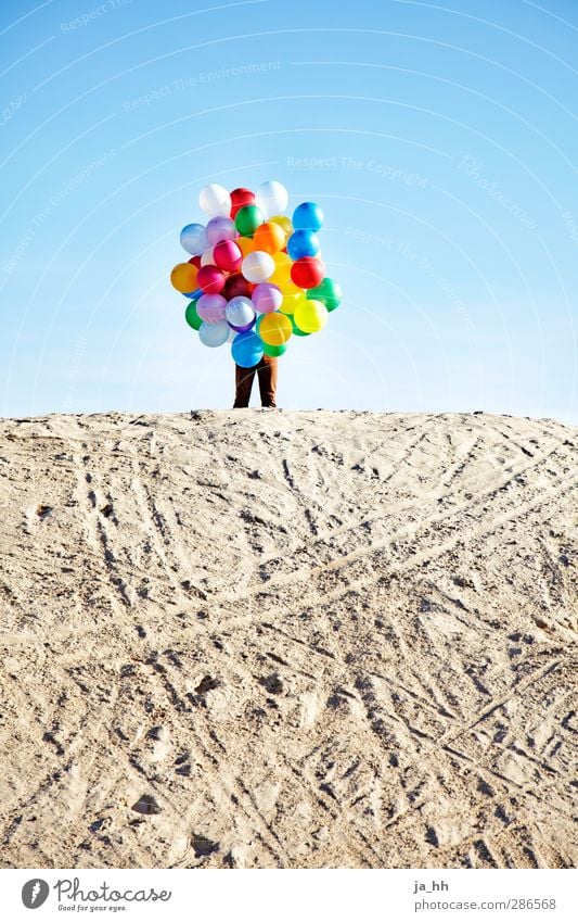 Person mit Luftballons Freude Glück Spielen frei Lebensfreude Versteck verstecken mehrfarbig Kind kindlich Sand Düne Kind geblieben Kind im Manne Spielzeug