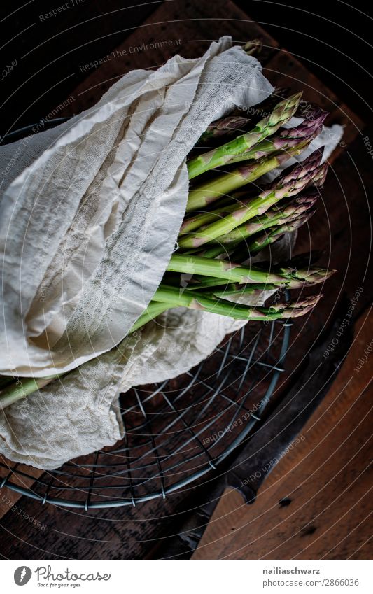Frischer grüner Spargel Grünspargel Gemüse frisch roh Küche vorbereitend Essen zubereiten Vorbereitung nass Schalen & Schüsseln Schiefer Teller