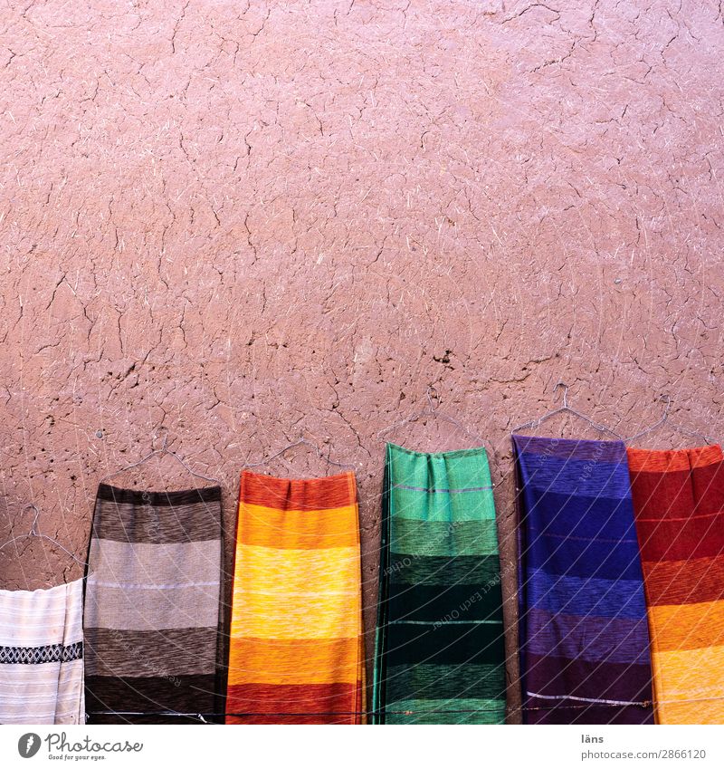 Tücher Marokko Afrika Mauer Wand Stoff Schal Tuch einzigartig kaufen Mode mehrfarbig gestreift verkaufen Lehmputz Farbfoto Textfreiraum oben Tag