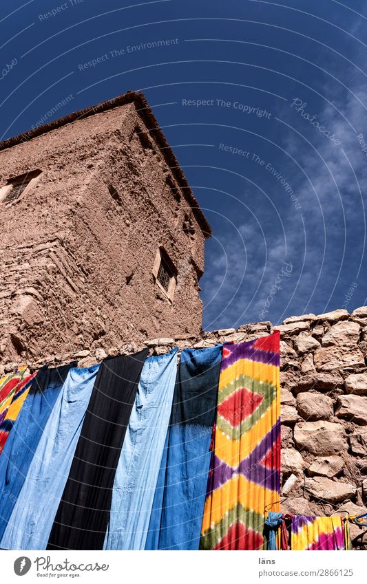 Stadtmauer mit Tüchern der Berber Haus bunt menschenleer Menschenleer Architektur Wand Fassade Bauwerk alt historisch Marokko