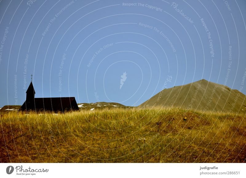 Island Umwelt Natur Landschaft Schönes Wetter Gras Hügel Berge u. Gebirge Kirche Bauwerk Gebäude Freundlichkeit klein Wärme blau braun Stimmung Glaube