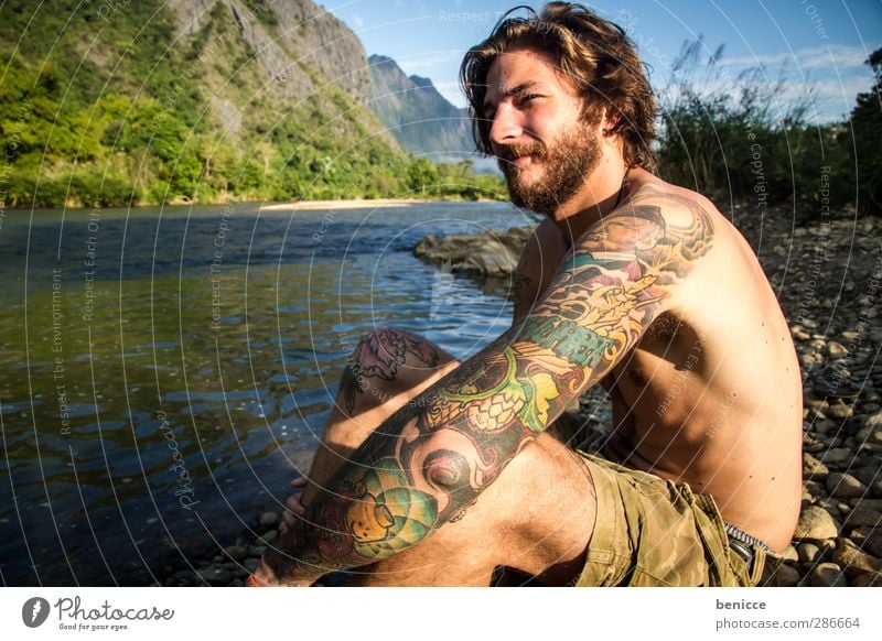 6 uhr morgens in Laos Mann Mensch Jugendliche Junger Mann Natur maskulin Außenaufnahme See Fluss Nahaufnahme Bart nackt Oberkörper Sommer Sonne Sonnenstrahlen