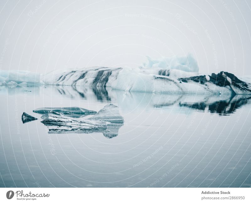 Eis auf dem Wasser zwischen Schnee Oberfläche Island Winter kalt malerisch Natur weiß Landschaft gefroren Aussicht Jahreszeiten Frost Norden Wetter