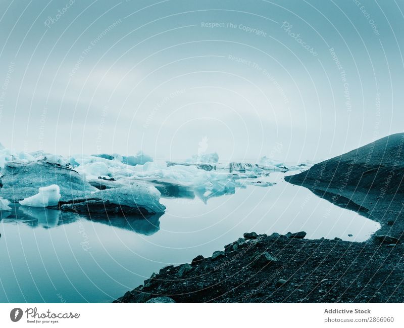 Eis auf dem Wasser zwischen Schnee Oberfläche Island Winter kalt malerisch Natur weiß Landschaft gefroren Aussicht Jahreszeiten Frost Norden Wetter