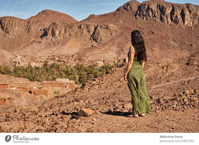 Frau zwischen Wüste und Bergen Berge u. Gebirge Marrakesch Marokko Konstruktion Landen Dame Jugendliche Hügel brünett antik alt Gebäude historisch Wärme Himmel